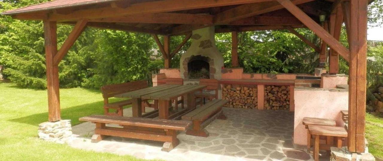 Apartmanovy Dum Obecna Skola Svetlik Luaran gambar