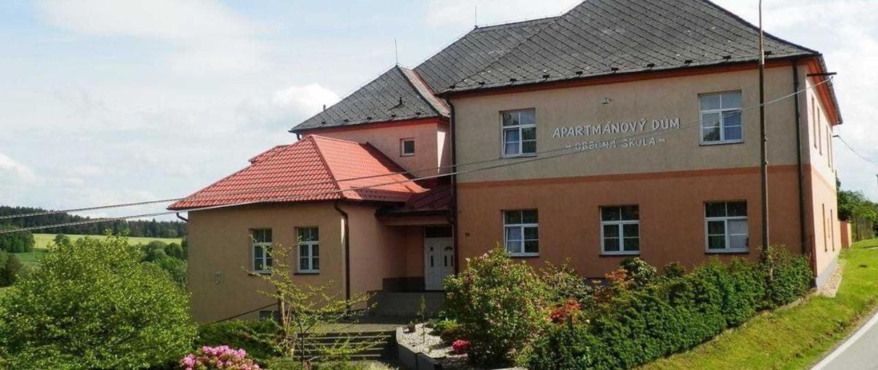 Apartmanovy Dum Obecna Skola Svetlik Luaran gambar