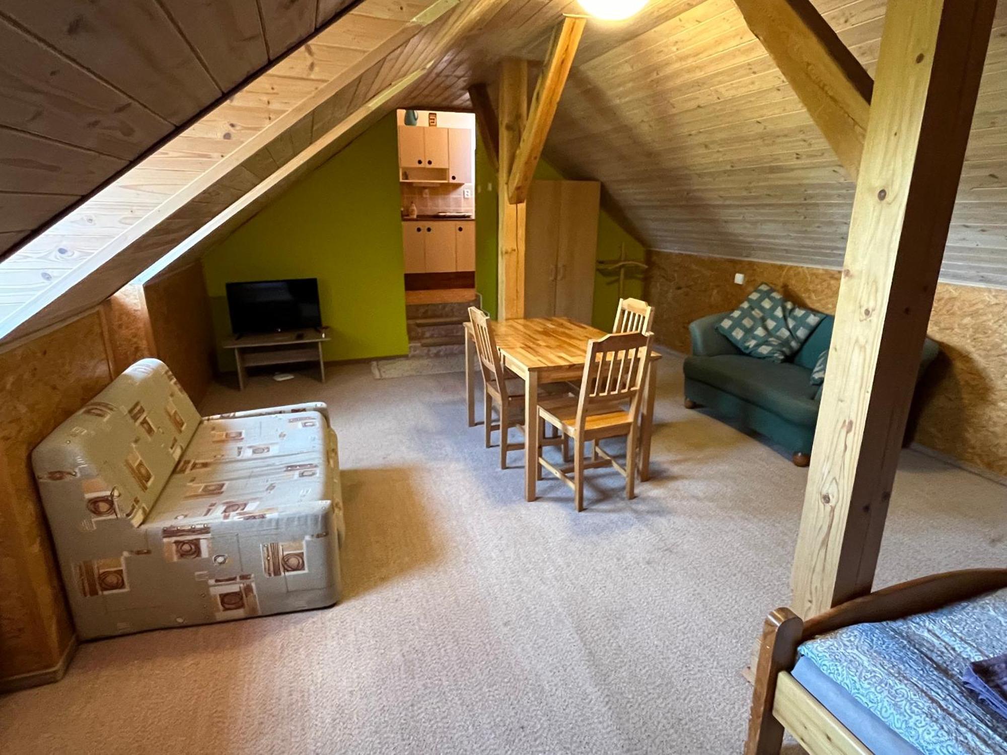 Apartmanovy Dum Obecna Skola Svetlik Luaran gambar